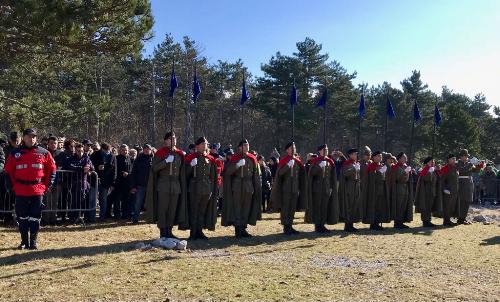 Il picchetto del Secondo Reggimento Piemonte Cavalleria durante l’alzabandiera solenne alla Foiba di Basovizza (Trieste)